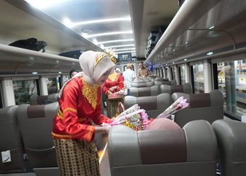 KAI Daop 8 Surabaya Rayakan Hari Kartini dengan Berbagi Bunga di Kereta