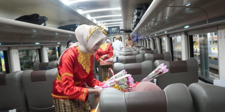 KAI Daop 8 Surabaya Rayakan Hari Kartini dengan Berbagi Bunga di Kereta