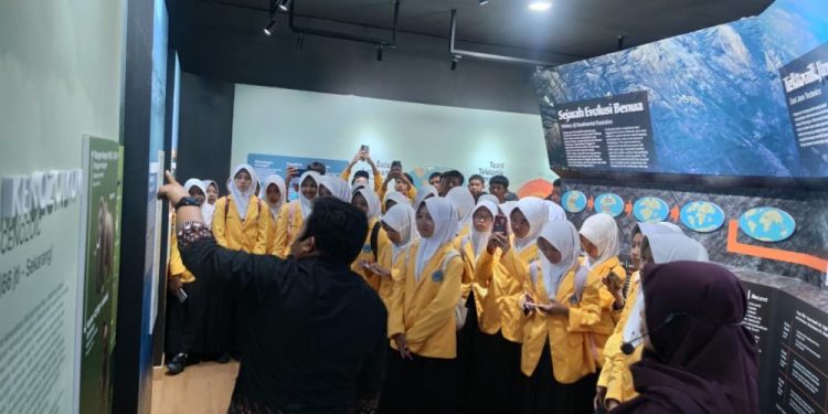 Siswa SMPN 1 Purwosari Ikuti Penjelajahan Edukatif di Geopark Bojonegoro
