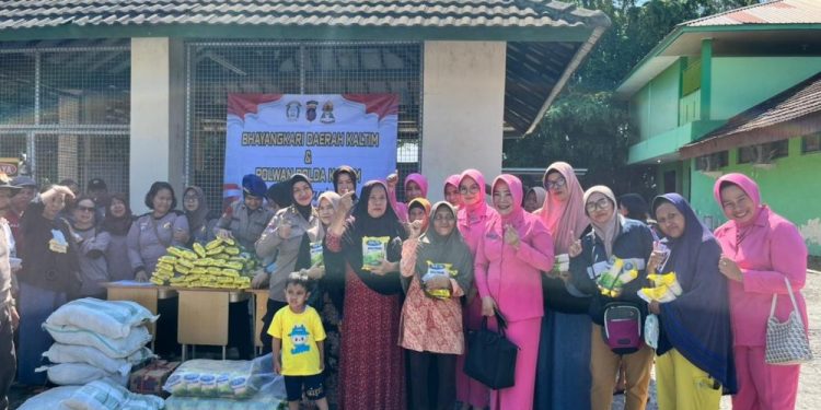 Polwan dan Bhayangkari Gelar Aksi Sosial di Hari Kartini