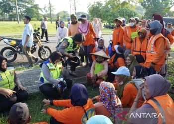 Polres Metro Bekasi Salurkan Bantuan Sosial untuk Pekerja Informal Wanita di Hari Kartini