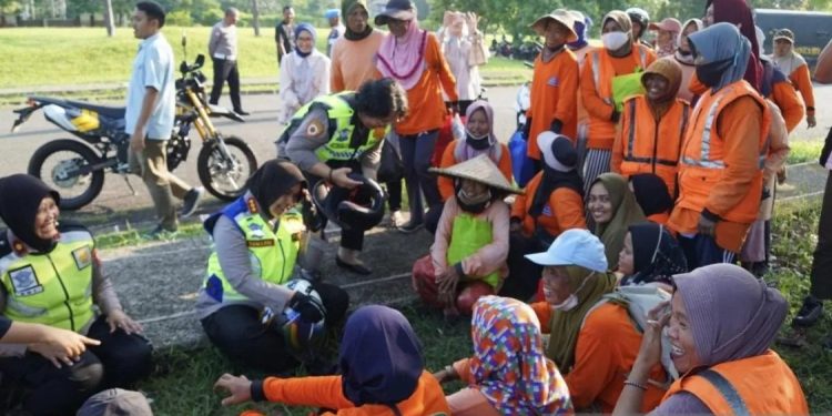 Polres Metro Bekasi Salurkan Bantuan Sosial untuk Pekerja Informal Wanita di Hari Kartini