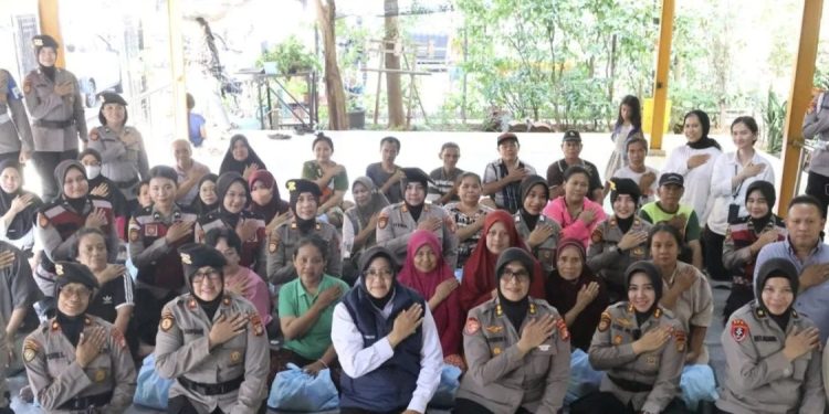 Polwan Polda Metro Jaya Adakan Edukasi dan Bakti Sosial Sambut Hari Kartini