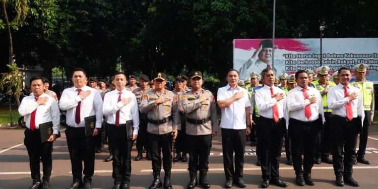 Kapolda Metro Jaya Anugerahkan Pin Emas Kapolri kepada Personel Berprestasi