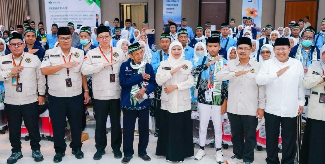 Gubernur Khofifah Melepas Kloter Pertama Jemaah Haji dari Embarkasi Surabaya
