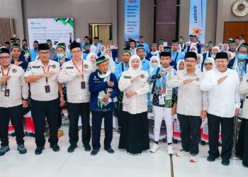 Gubernur Khofifah Melepas Kloter Pertama Jemaah Haji dari Embarkasi Surabaya