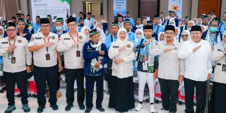 Gubernur Khofifah Melepas Kloter Pertama Jemaah Haji dari Embarkasi Surabaya