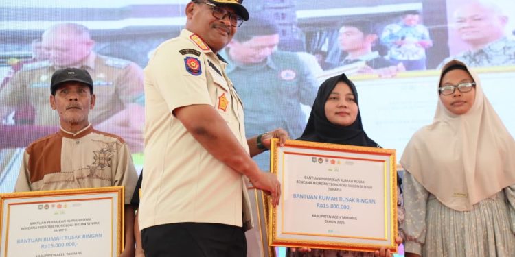 Mendagri dan Menko PMK Serahkan Bantuan di Aceh Tamiang