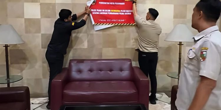 Bapenda Pekanbaru Tempel Stiker Tunggakan Pajak di Hotel