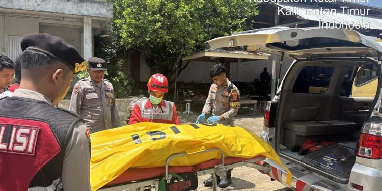 Polisi Kutai Timur Evakuasi Pria Meninggal di Gazebo Bengkel