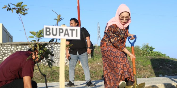 Kapolda Sulteng Tanam Pohon di Morowali dalam Kunjungan Kerja