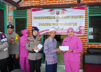 Polwan dan Bhayangkari Satbrimob Polda Kaltim Berikan Bantuan Sosial kepada Warga Balikpapan