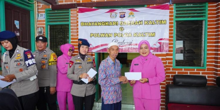 Polwan dan Bhayangkari Satbrimob Polda Kaltim Berikan Bantuan Sosial kepada Warga Balikpapan