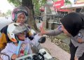 Satlantas Purwakarta Berikan Hadiah untuk Anak yang Pakai Helm