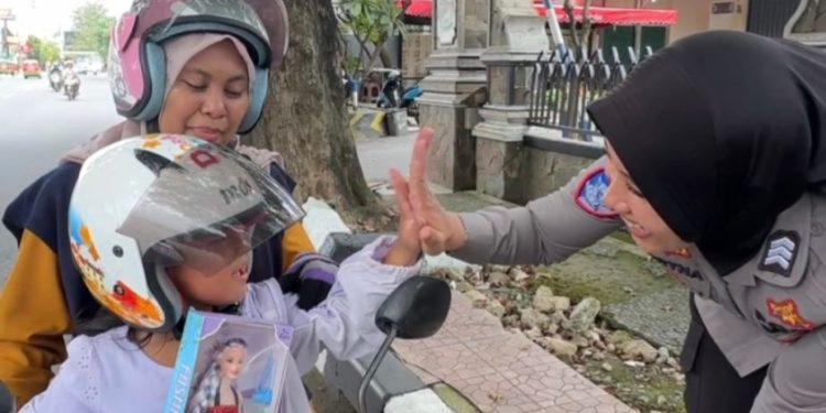 Satlantas Purwakarta Berikan Hadiah untuk Anak yang Pakai Helm
