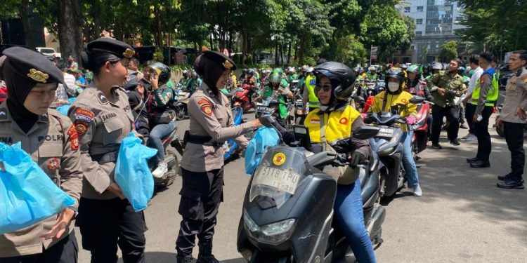 Polda Metro Jaya Laksanakan Program Jumat Peduli untuk Pengemudi Ojek Online