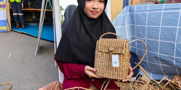 Siswi SD di Hulu Sungai Utara Berhasil Menjadi Perajin Anyaman Eceng Gondok