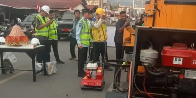 Aceh Barat Gunakan AMP Mini untuk Percepatan Perbaikan Jalan