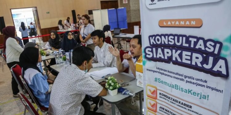 Menaker Dorong Lulusan Perguruan Tinggi Siapkan Diri Hadapi Tantangan AI