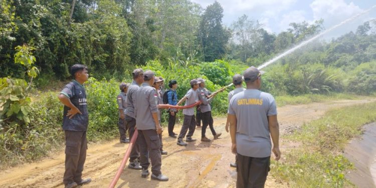Pelatihan Satlinmas Sungai Pumpung Tingkatkan Kesiapan Hadapi Karhutla