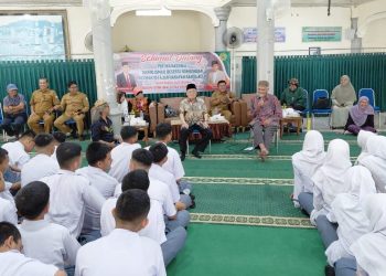 Taufiq Ismail Hadirkan Inspirasi di Puitika Nasional SMAN 10 Banda Aceh