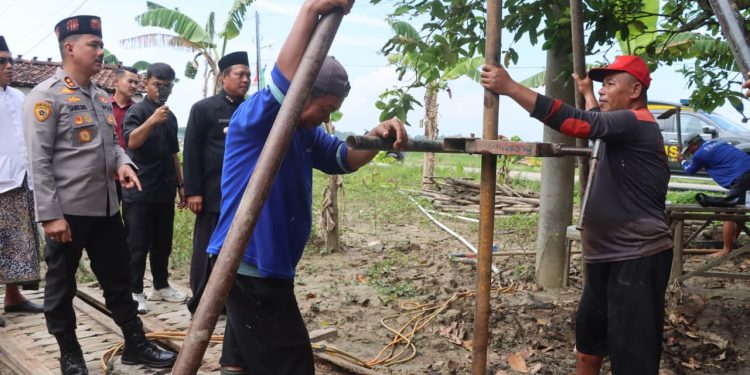Polres Demak Dirikan Sumur Bor untuk Warga Terdampak Banjir di Trimulyo