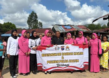 Polwan dan Bhayangkari Polda Kaltim Salurkan Bantuan Sosial di Balikpapan