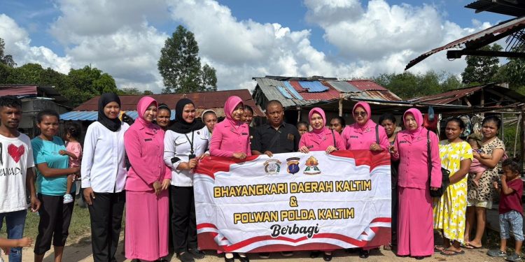 Polwan dan Bhayangkari Polda Kaltim Salurkan Bantuan Sosial di Balikpapan
