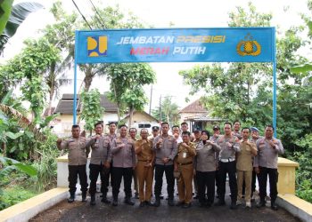 Kapolres Sumenep Pimpin Langsung Perbaikan Jembatan di Desa Babbalan