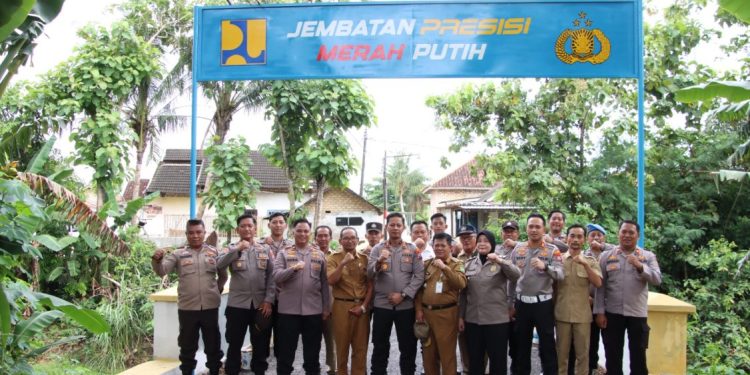 Kapolres Sumenep Pimpin Langsung Perbaikan Jembatan di Desa Babbalan