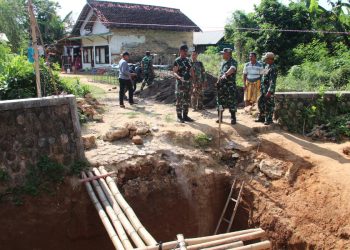 Dandim Sumenep Pantau Ketat Pembangunan Jembatan Gantung di Ambunten