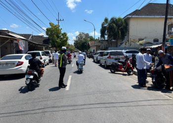 Polwan Sumenep Jaga Kelancaran Salat Jumat dan Lalu Lintas