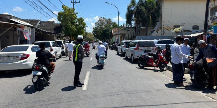 Polwan Sumenep Jaga Kelancaran Salat Jumat dan Lalu Lintas
