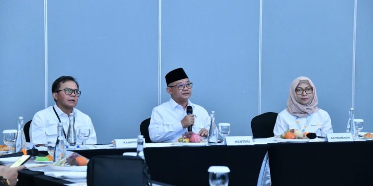 Mendikdasmen Pantau Pelaksanaan TKA Nasional dari Command Center
