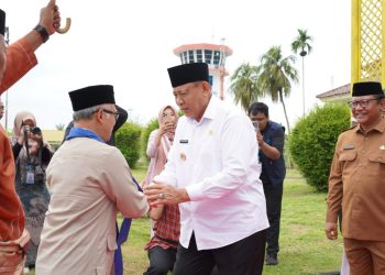 Wamendikdasmen Disambut Prosesi Adat Mopotilolo di Gorontalo