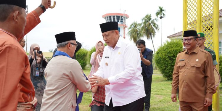 Wamendikdasmen Disambut Prosesi Adat Mopotilolo di Gorontalo