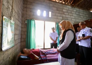Bupati Banyuwangi Kunjungi Warga Lumpuh di Purwoharjo