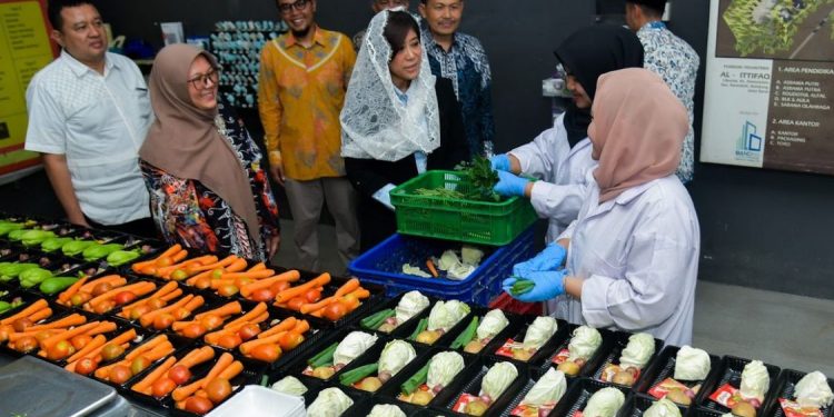 Menkomdigi Kunjungi Pesantren Al-Ittifaq, Tinjau Ekosistem Koperasi Merah Putih