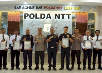 Kapolda NTT Berikan Penghargaan atas Keberhasilan Ungkap Rokok Ilegal di Perbatasan