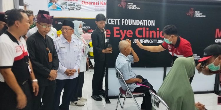 Warga Banyuwangi Antusias Ikuti Layanan Kesehatan Mata Gratis