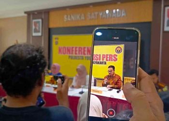 Sejumlah jurnalis merekam pernyataan Wali Kota Yogyakarta saat konferensi pers terkait penanganan kasus dugaan kekerasan anak di Daycare Little Aresha, di Mapolresta Yogyakarta, Senin (27/4/2026). Pemerintah kota menegaskan akan melakukan audit menyeluruh terhadap seluruh daycare di wilayah Yogyakarta.