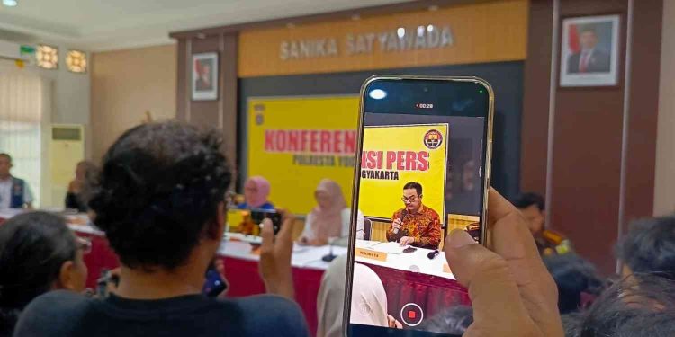 Sejumlah jurnalis merekam pernyataan Wali Kota Yogyakarta saat konferensi pers terkait penanganan kasus dugaan kekerasan anak di Daycare Little Aresha, di Mapolresta Yogyakarta, Senin (27/4/2026). Pemerintah kota menegaskan akan melakukan audit menyeluruh terhadap seluruh daycare di wilayah Yogyakarta.