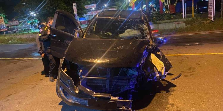 Pengemudi Mengantuk, Mobil Trailblazer Tabrak Tiang Listrik dan Kios Jamu di Bantul, Kerugian Capai Rp15 Juta