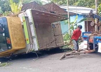 Truk Bermuatan Tiang WiFi Terguling di Tanjakan Goa Selarong Bantul, Diduga Tak Kuat Menanjak