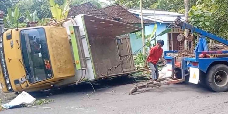 Truk Bermuatan Tiang WiFi Terguling di Tanjakan Goa Selarong Bantul, Diduga Tak Kuat Menanjak
