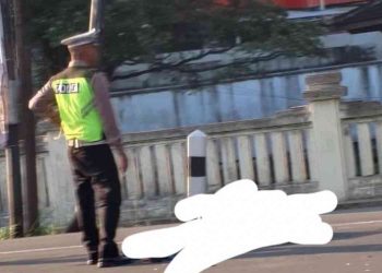 Petugas kepolisian melakukan pengamanan lokasi kecelakaan lalu lintas di Jalan Yogya–Solo Km 11, tepatnya di depan Kantor Kedaulatan Rakyat (KR), Sleman, Selasa (14/4/2026) pagi.