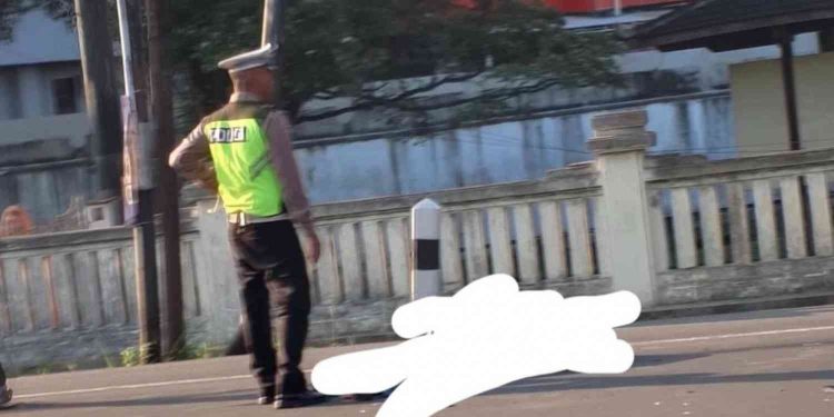 Petugas kepolisian melakukan pengamanan lokasi kecelakaan lalu lintas di Jalan Yogya–Solo Km 11, tepatnya di depan Kantor Kedaulatan Rakyat (KR), Sleman, Selasa (14/4/2026) pagi.