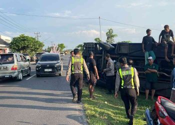 Bus Pengantar Jemaah Calon Haji Terguling di OKU Timur, Sopir Diduga Main Ponsel Saat Mengemudi