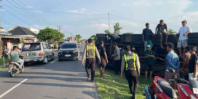 Bus Pengantar Jemaah Calon Haji Terguling di OKU Timur, Sopir Diduga Main Ponsel Saat Mengemudi