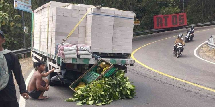 Detik-detik Truk Tak Kuat Nanjak di Tikungan Bokong Semar Bantul, Motor Tertabrak hingga Rusak